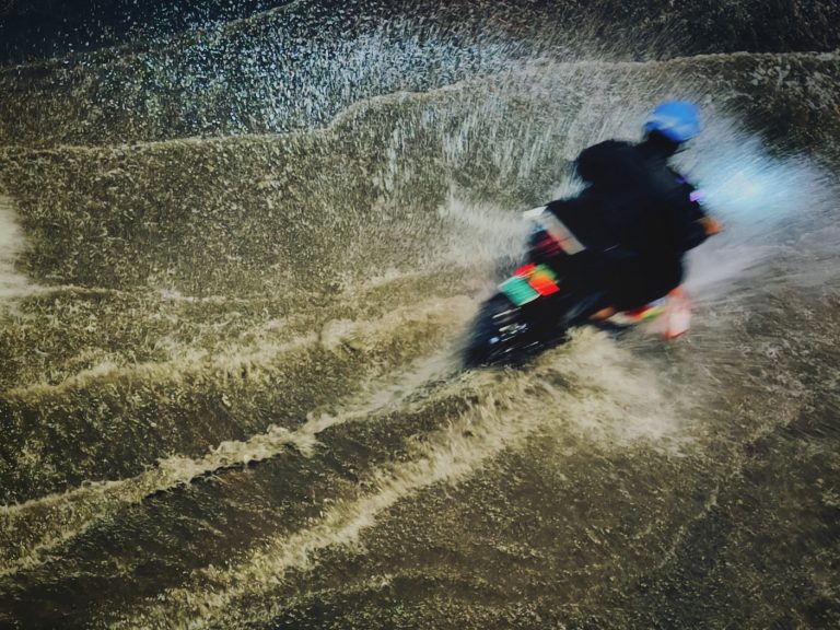 暴雨中的外卖小哥